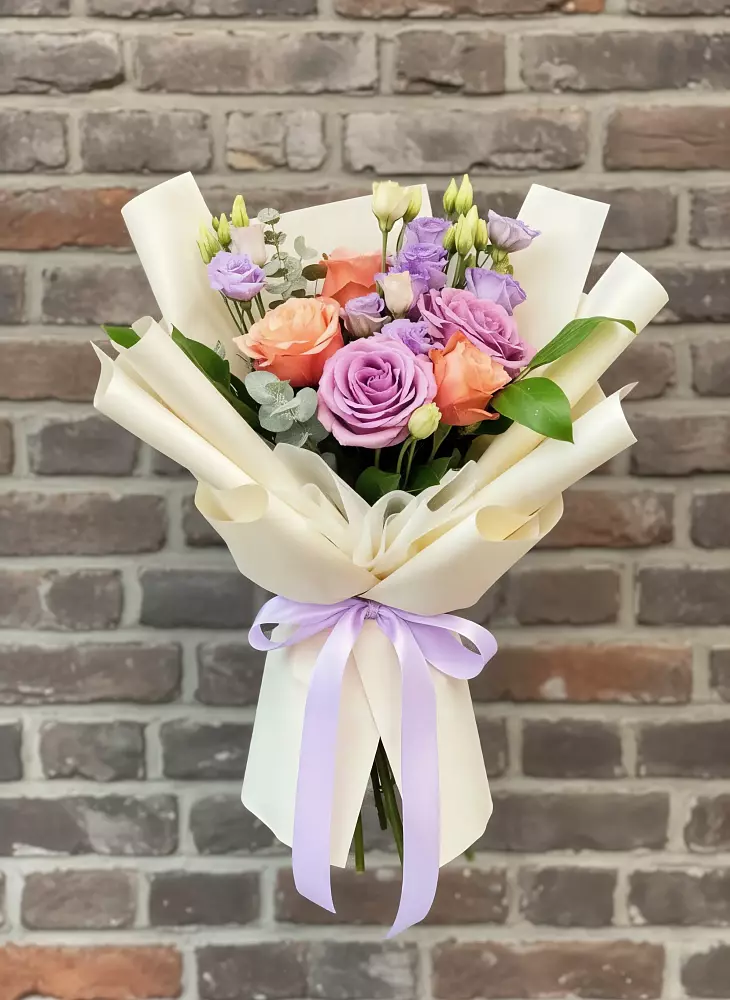 Букет цветов из: Лизиантусы и Розы в Донском