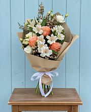 Букет цветов из:  Альстромерии, Лизиантусы, Розы и Хризантемы в Донском