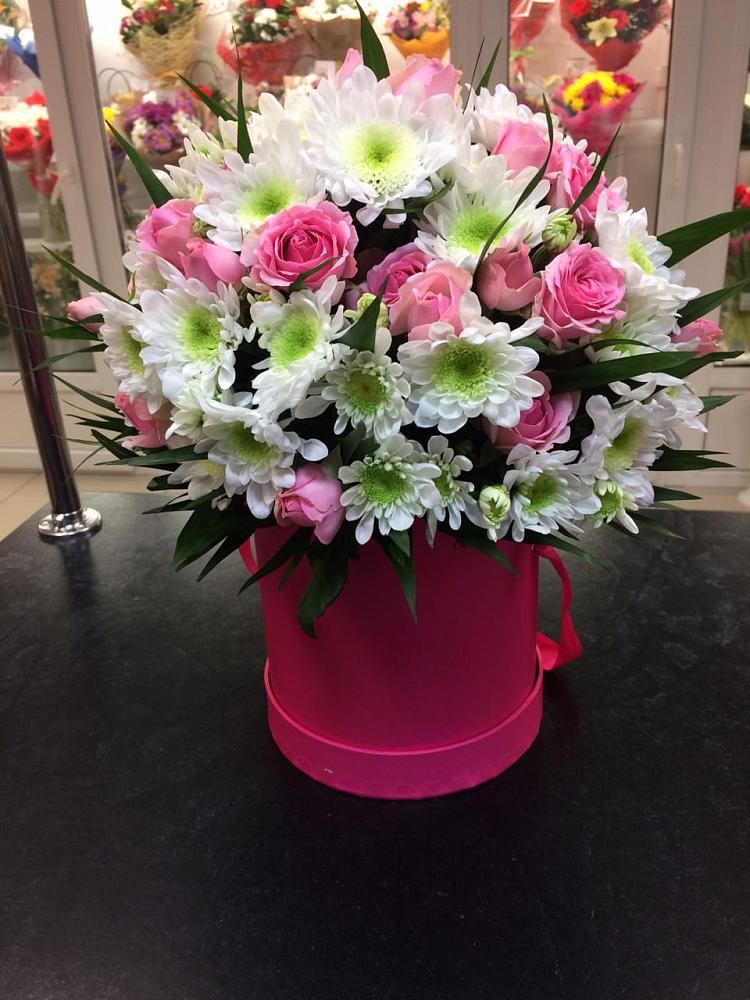 Цветочная композиция из Розы и Хризантемы в шляпной коробке в Донском